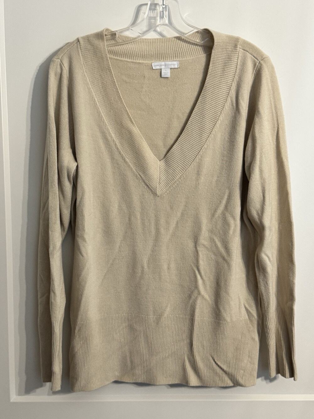 New York & Company Sz XL Sweater V-Neck Pullover Cream Beige Old Money Preppy